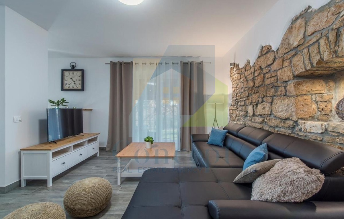 Poreč, okolica, Renovirana autohtona istarska kuća s velikim dvorištem