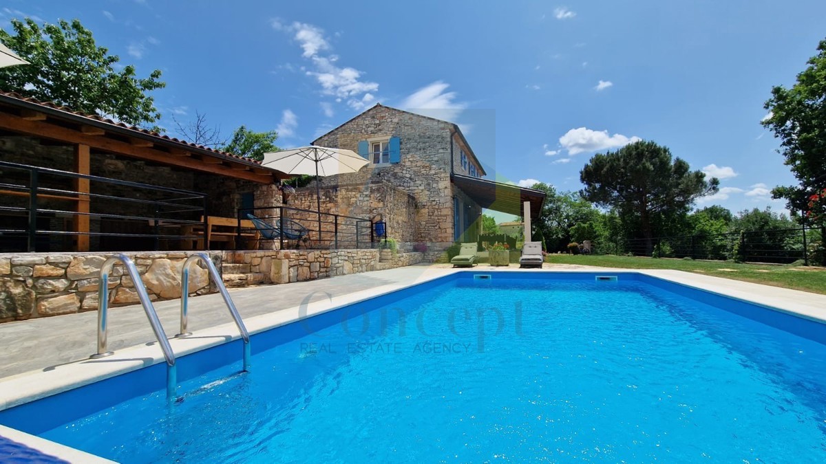 Poreč, okolica, Renovirana autohtona istarska kuća s velikim dvorištem