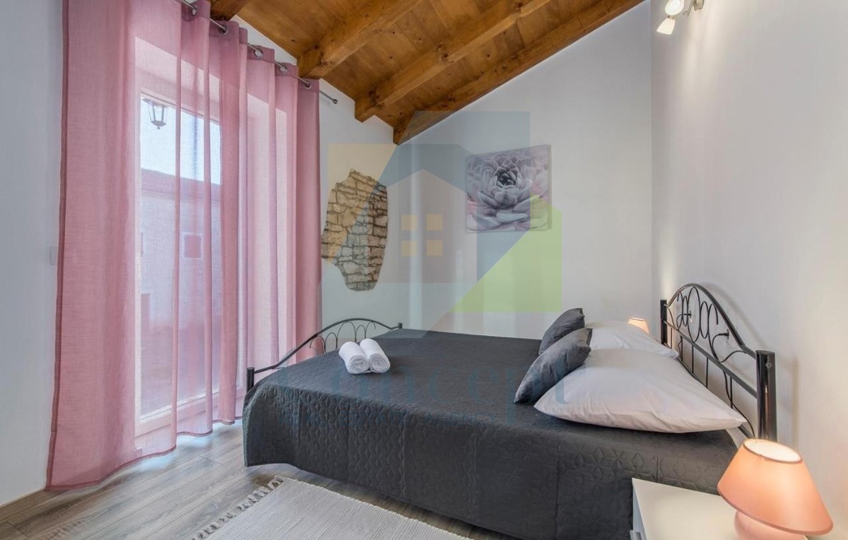 Poreč, okolica, Renovirana autohtona istarska kuća s velikim dvorištem