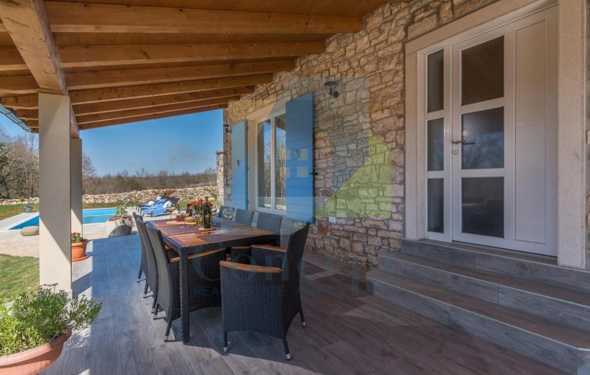 Poreč, okolica, Renovirana autohtona istarska kuća s velikim dvorištem