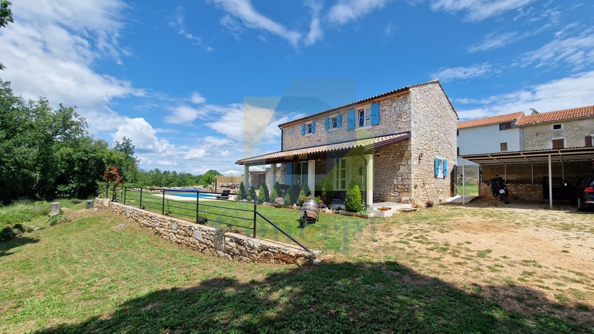 Poreč, okolica, Renovirana autohtona istarska kuća s velikim dvorištem