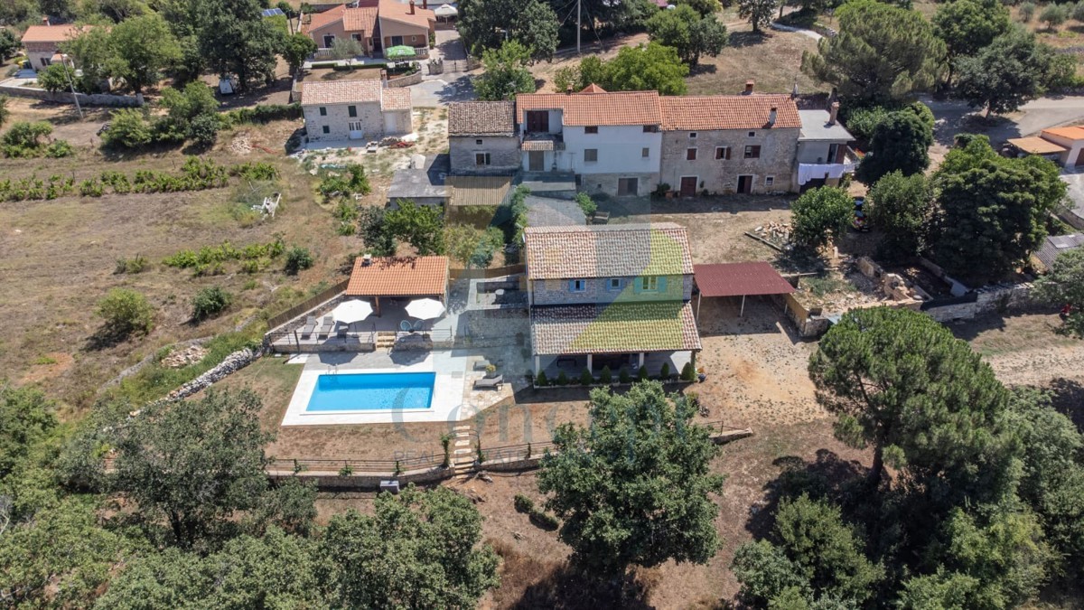 Poreč, okolica, Renovirana autohtona istarska kuća s velikim dvorištem