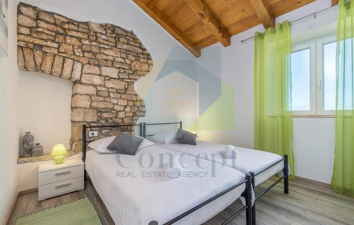 Poreč, okolica, Renovirana autohtona istarska kuća s velikim dvorištem