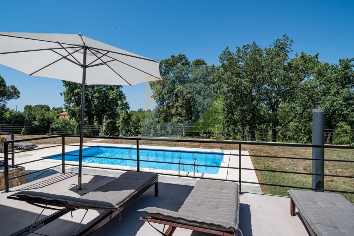 Poreč, okolica, Renovirana autohtona istarska kuća s velikim dvorištem