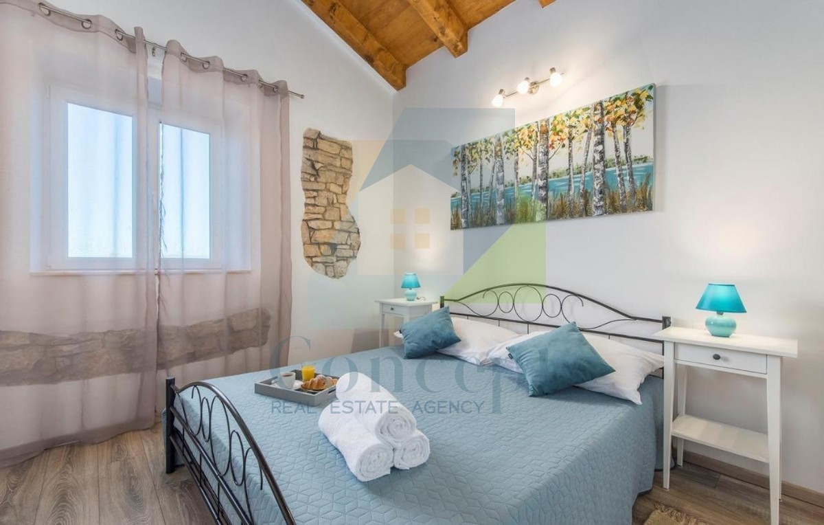 Poreč, okolica, Renovirana autohtona istarska kuća s velikim dvorištem