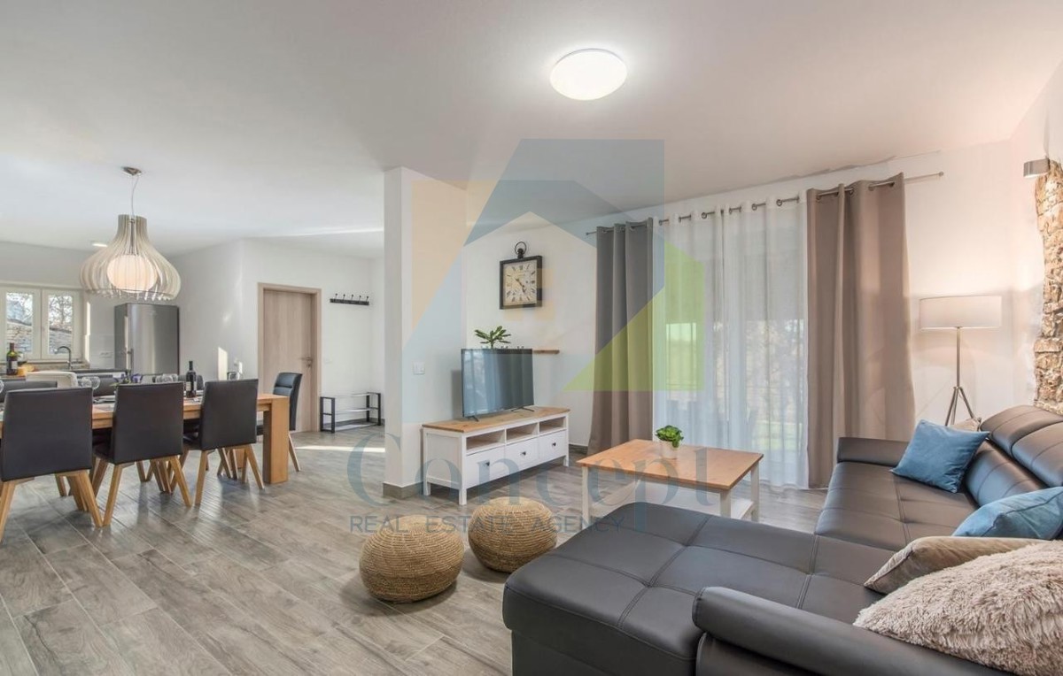 Poreč, okolica, Renovirana autohtona istarska kuća s velikim dvorištem