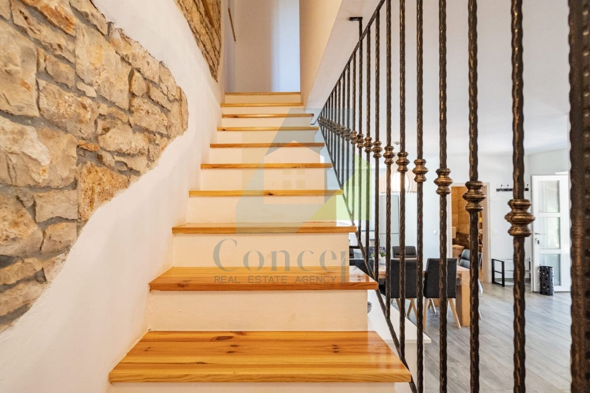 Poreč, okolica, Renovirana autohtona istarska kuća s velikim dvorištem