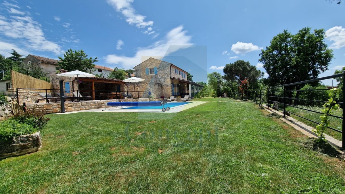 Poreč, okolica, Renovirana autohtona istarska kuća s velikim dvorištem