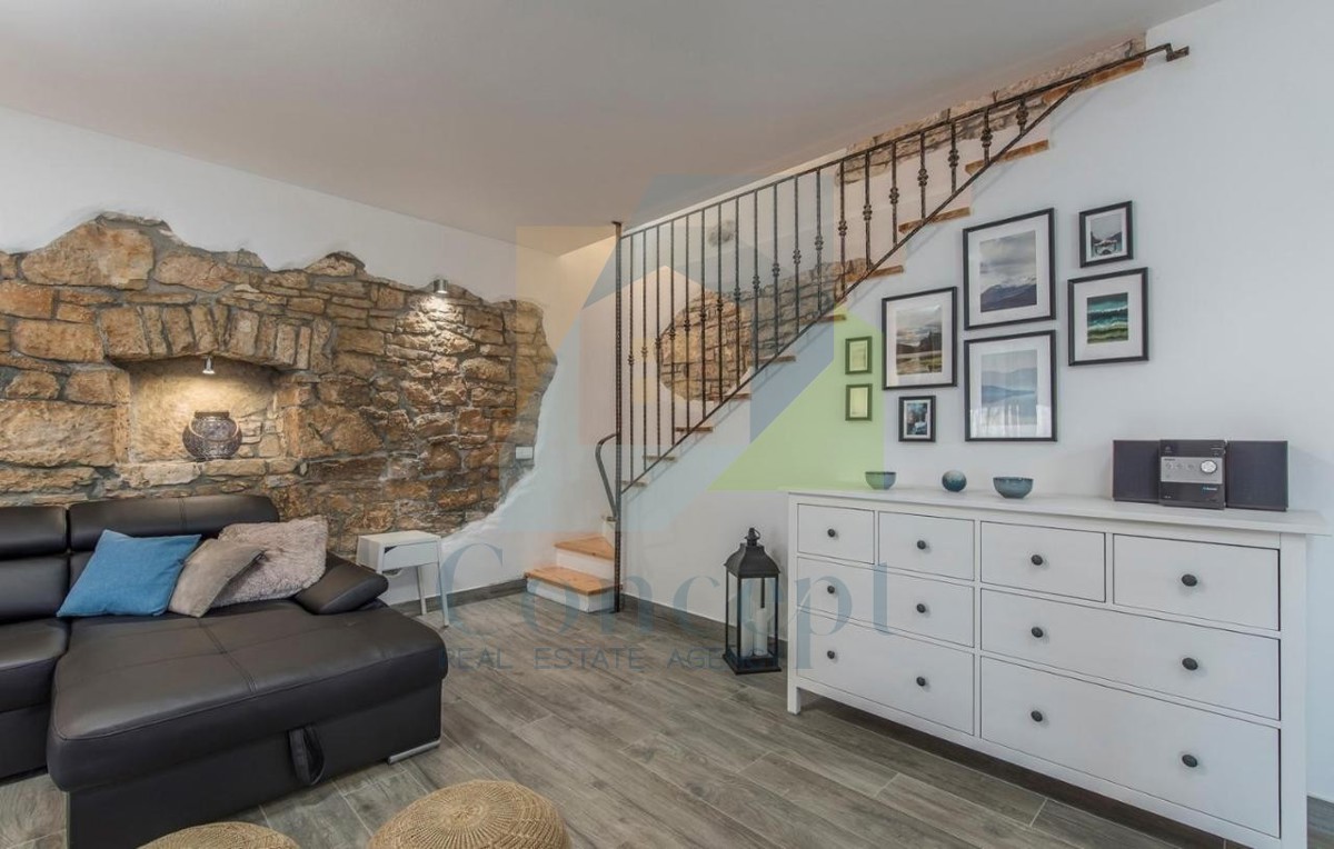 Poreč, okolica, Renovirana autohtona istarska kuća s velikim dvorištem