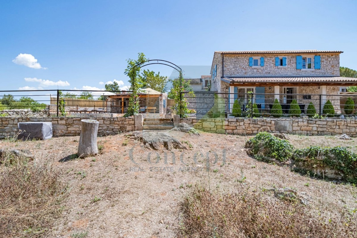 Poreč, okolica, Renovirana autohtona istarska kuća s velikim dvorištem