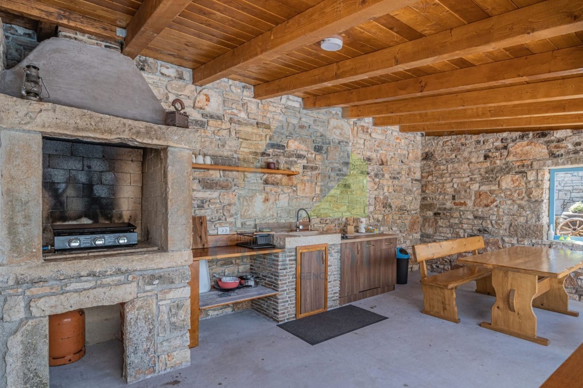 Poreč, okolica, Renovirana autohtona istarska kuća s velikim dvorištem