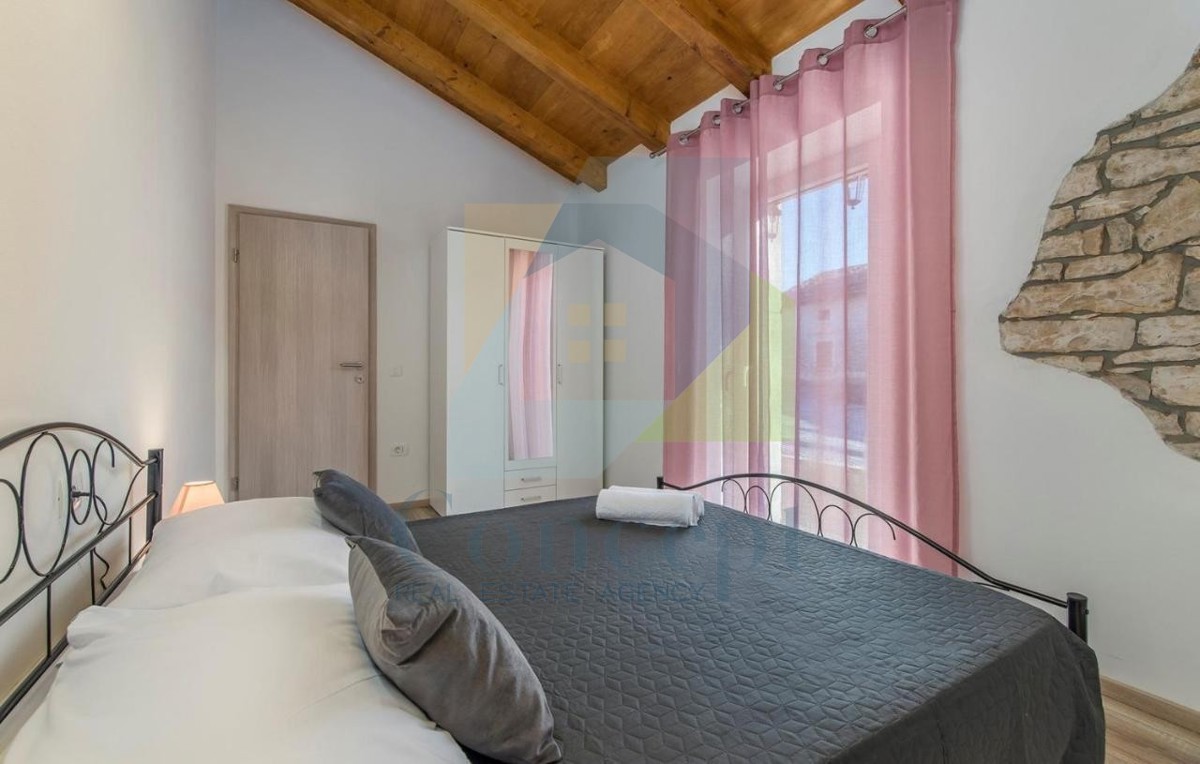 Poreč, okolica, Renovirana autohtona istarska kuća s velikim dvorištem