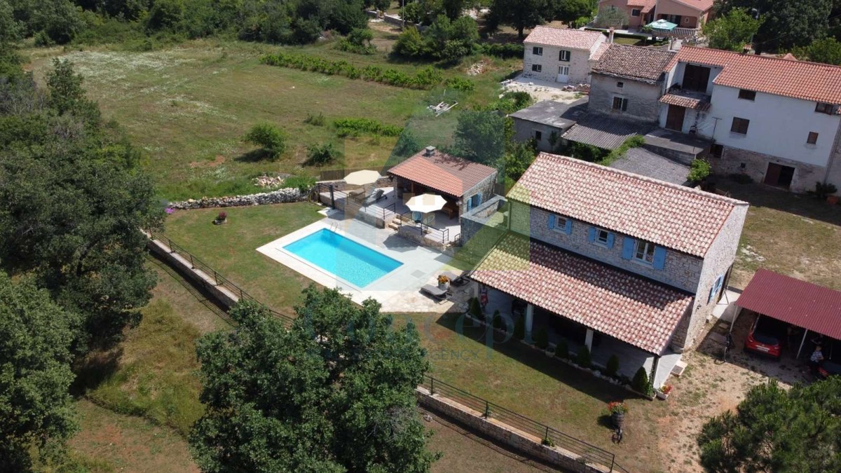 Poreč, okolica, Renovirana autohtona istarska kuća s velikim dvorištem