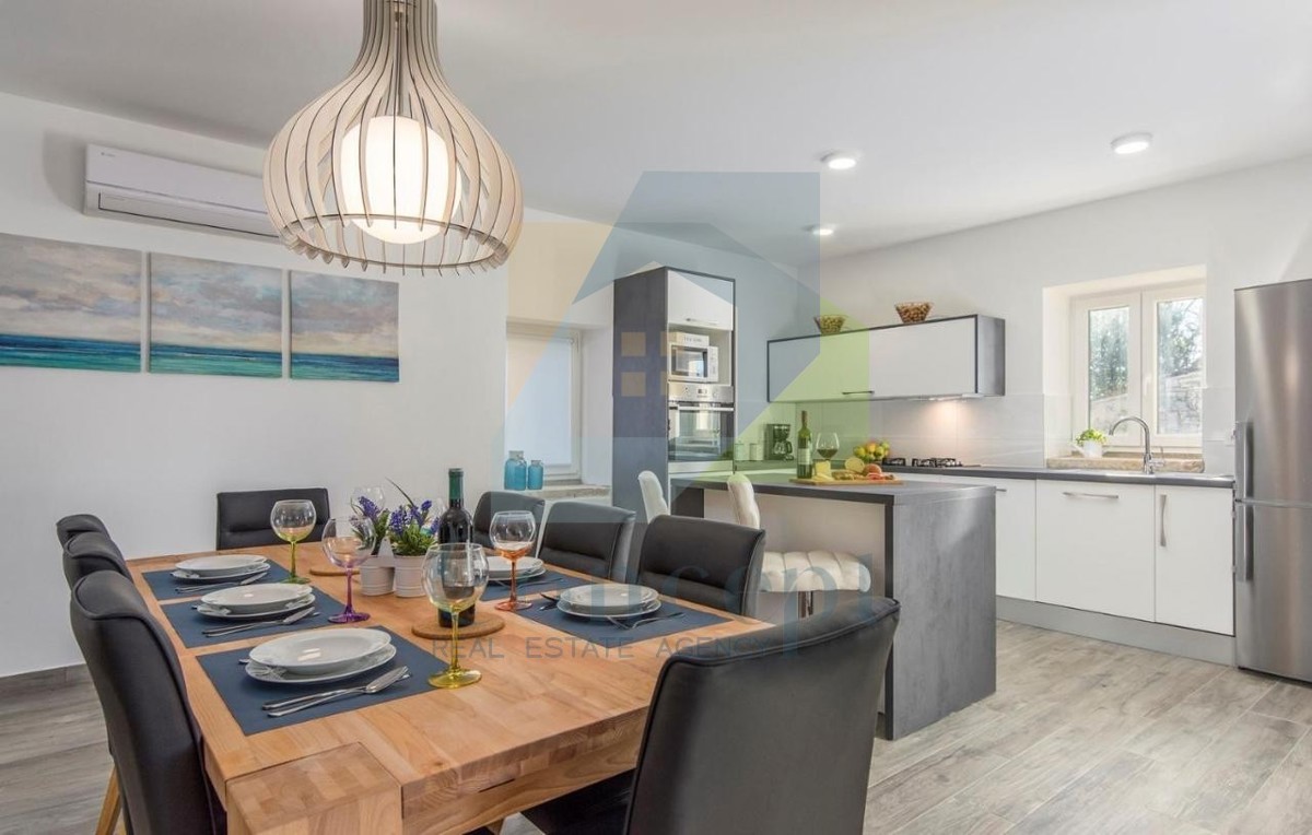 Poreč, okolica, Renovirana autohtona istarska kuća s velikim dvorištem