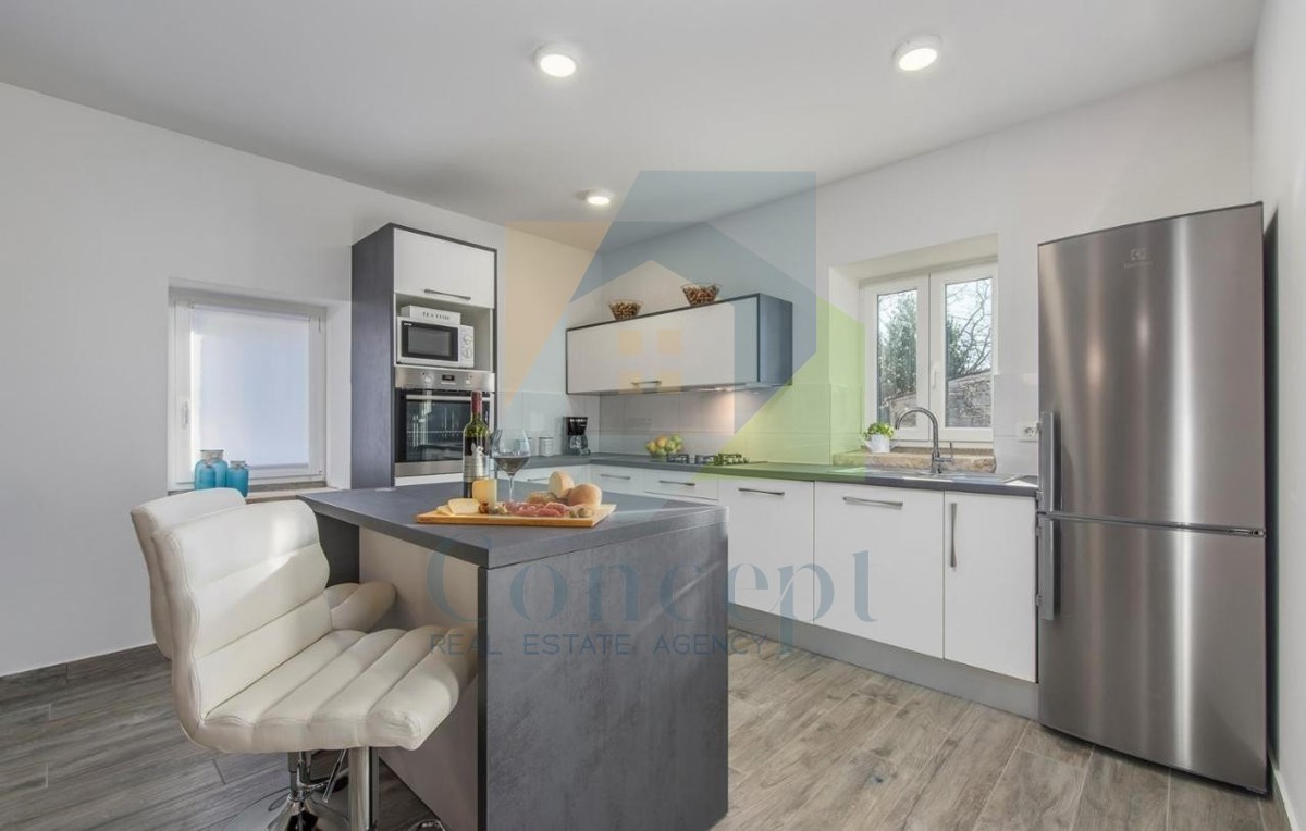 Poreč, okolica, Renovirana autohtona istarska kuća s velikim dvorištem