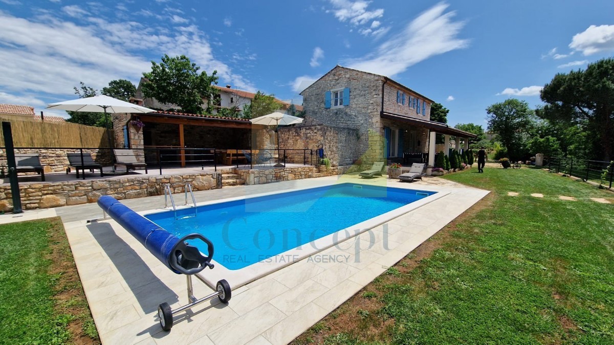 Poreč, okolica, Renovirana autohtona istarska kuća s velikim dvorištem