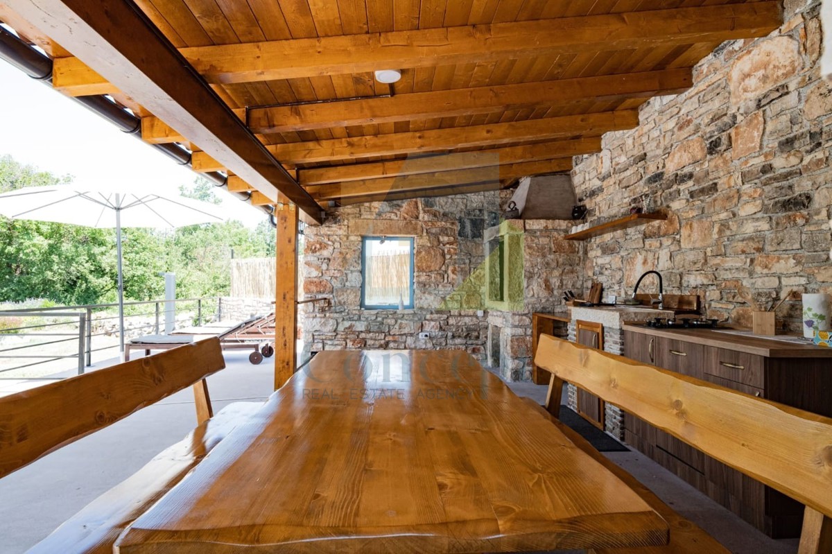 Poreč, okolica, Renovirana autohtona istarska kuća s velikim dvorištem