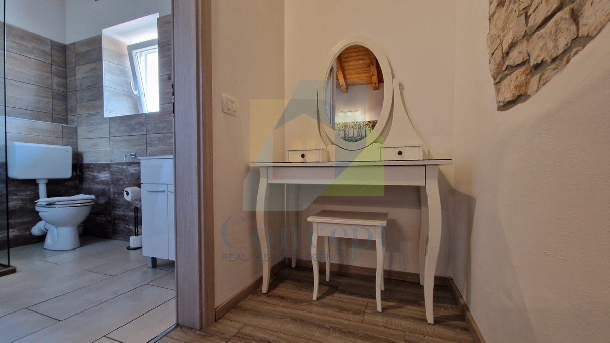 Poreč, okolica, Renovirana autohtona istarska kuća s velikim dvorištem