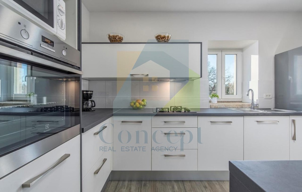 Poreč, okolica, Renovirana autohtona istarska kuća s velikim dvorištem