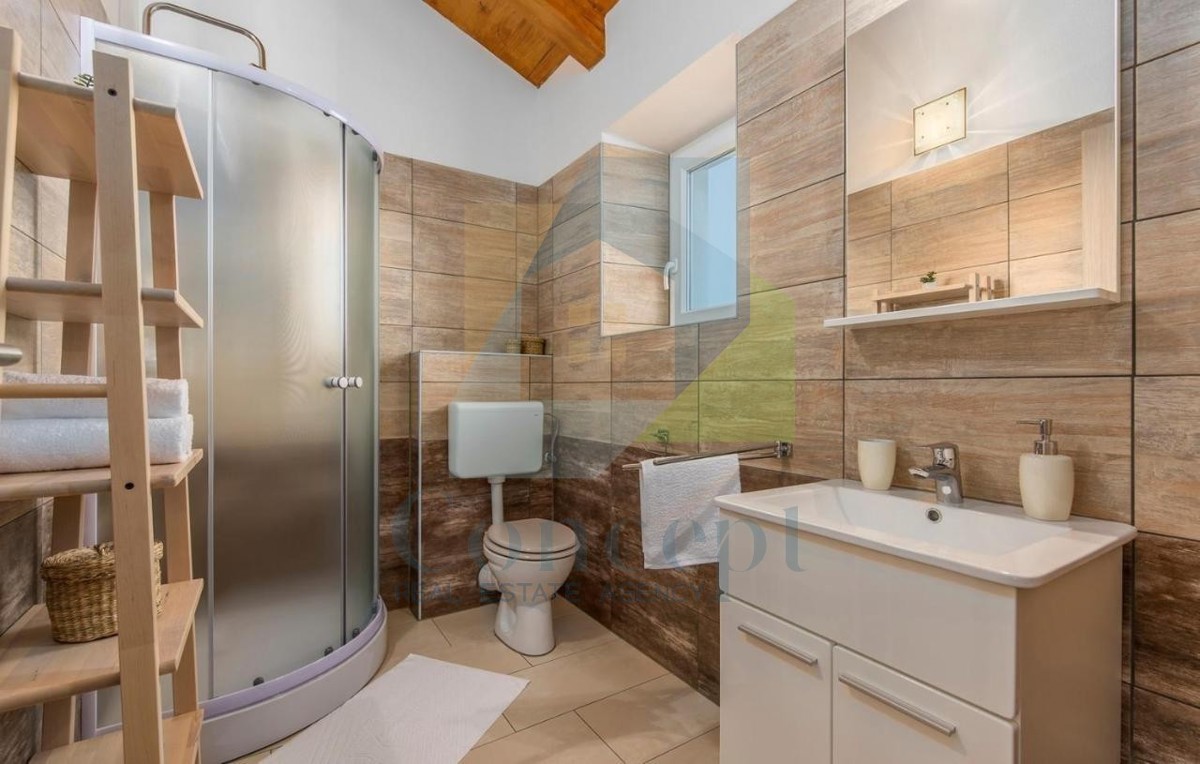 Poreč, okolica, Renovirana autohtona istarska kuća s velikim dvorištem