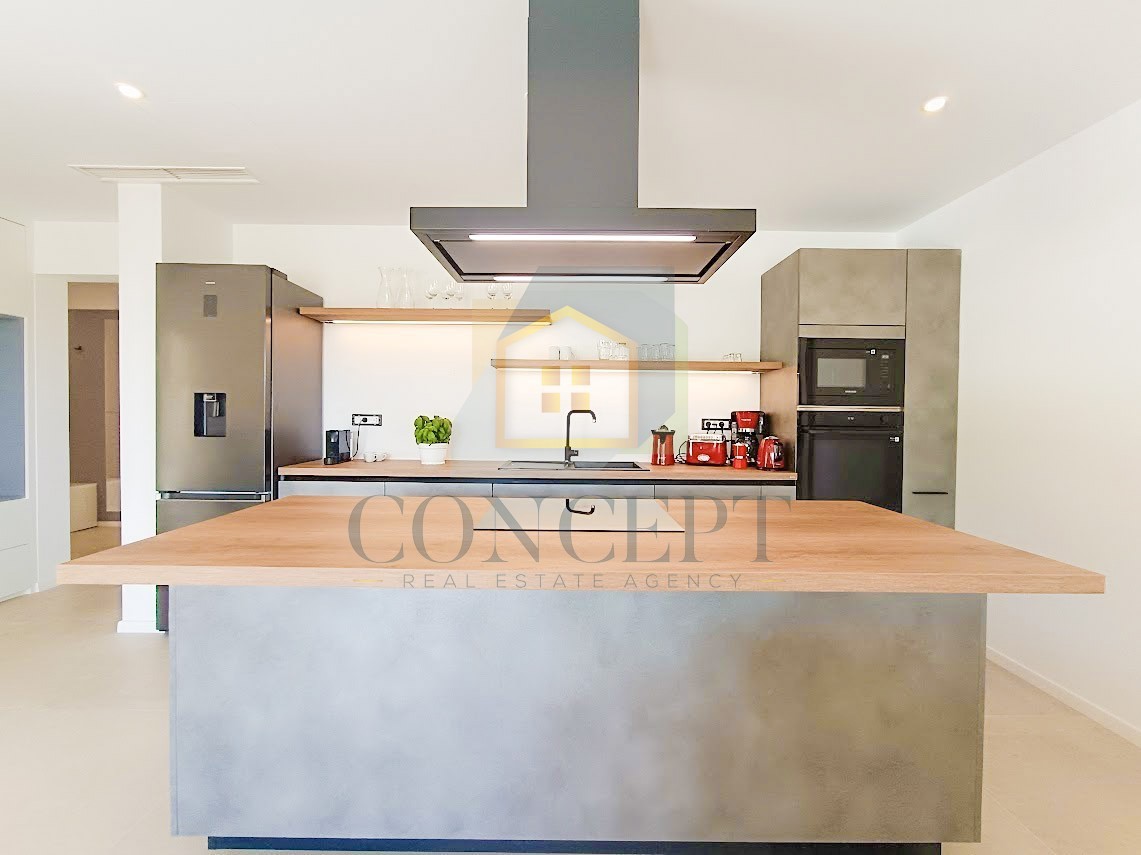 Motovun, okolica, Prekrasna pritličnica s bazenom in pogledom na Motovun