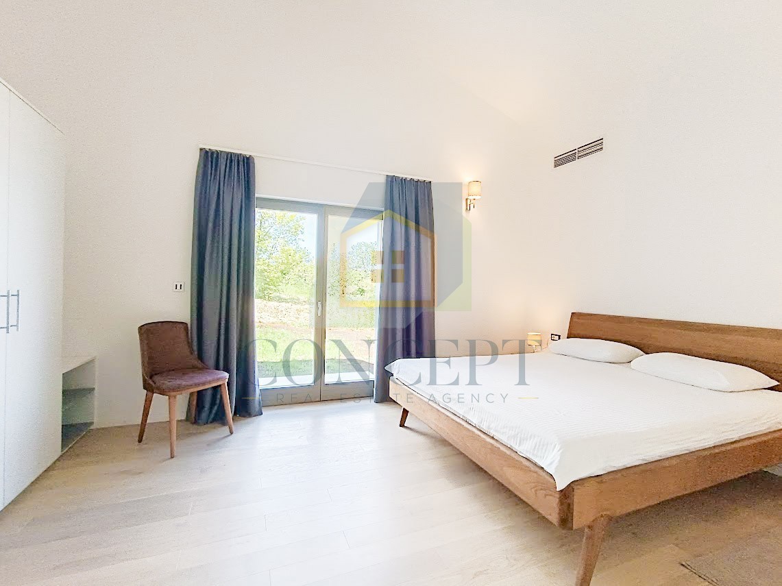 Motovun, okolica, Prekrasna pritličnica s bazenom in pogledom na Motovun