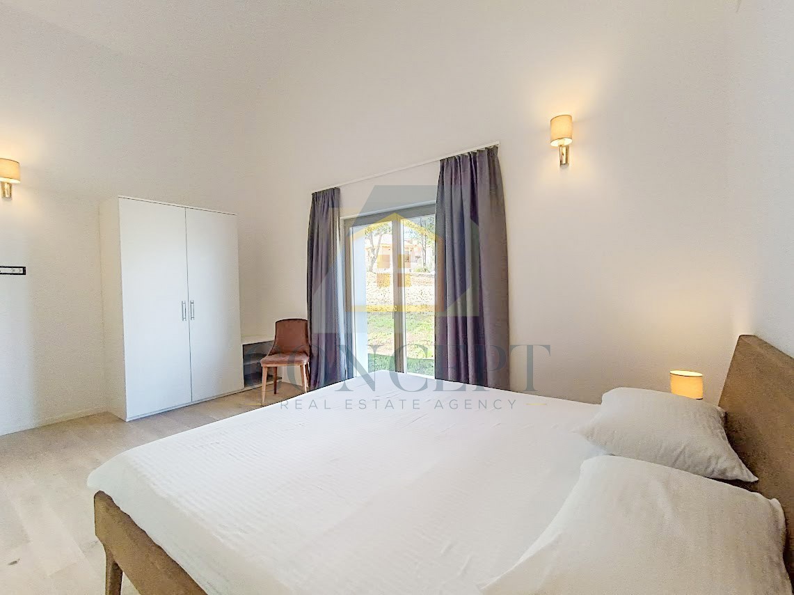 Motovun, okolica, Prekrasna pritličnica s bazenom in pogledom na Motovun