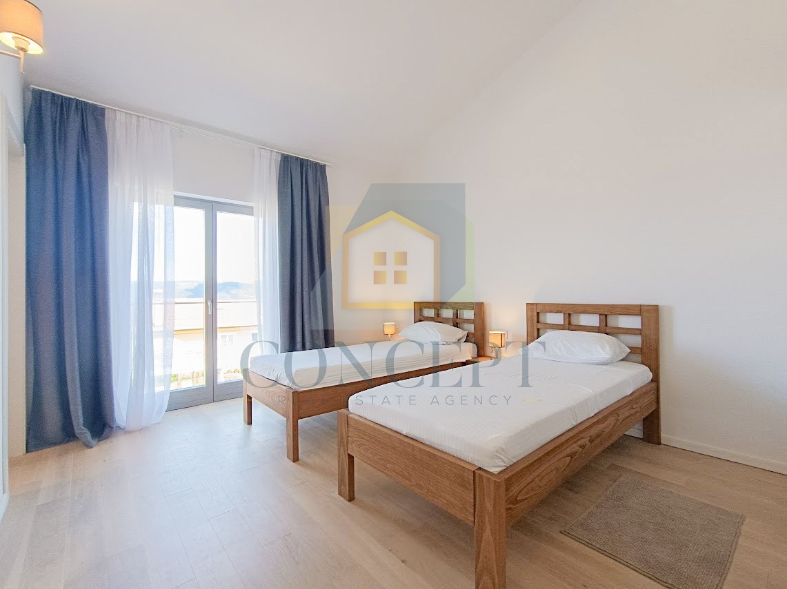 Motovun, okolica, Prekrasna pritličnica s bazenom in pogledom na Motovun