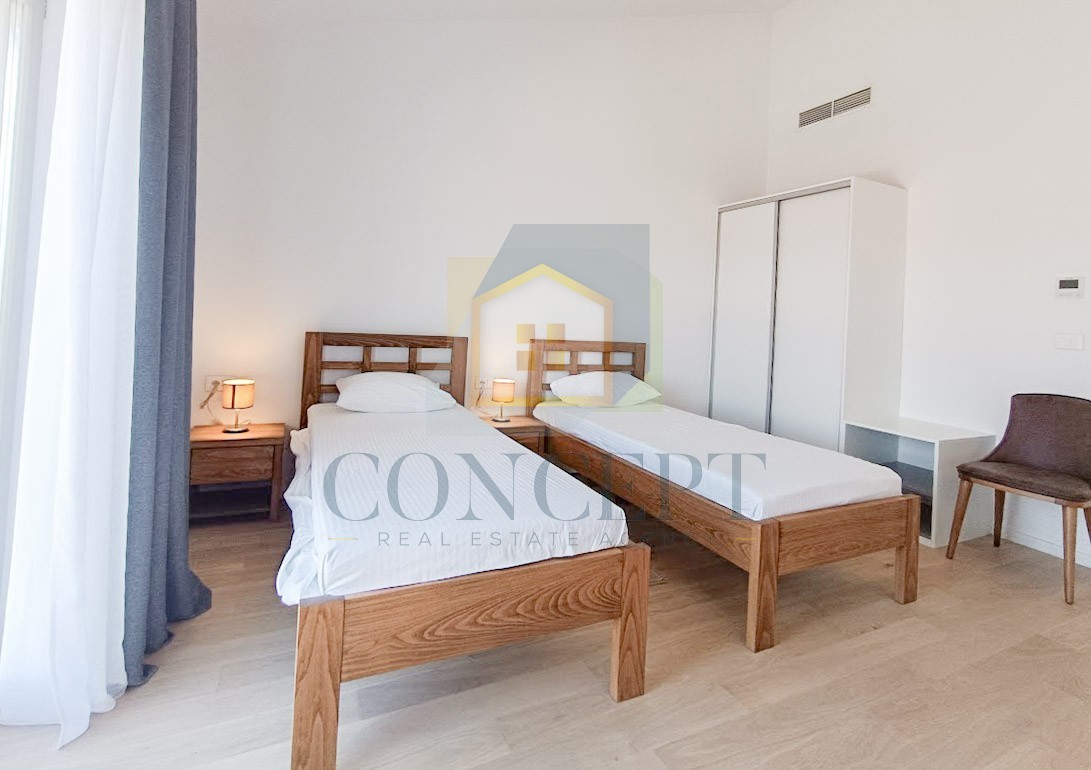 Motovun, okolica, Prekrasna pritličnica s bazenom in pogledom na Motovun