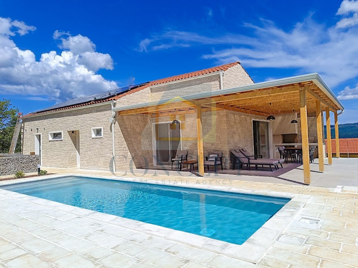 Motovun, okolica, Prekrasna pritličnica s bazenom in pogledom na Motovun