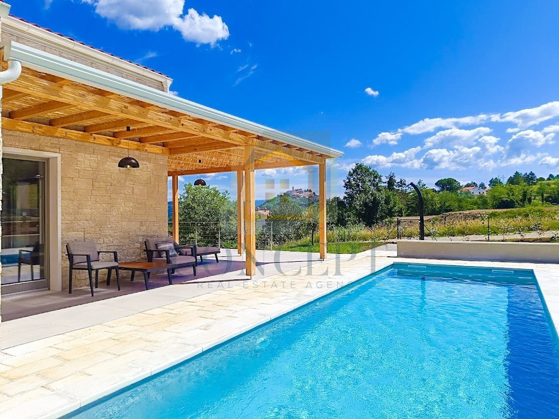 Motovun, okolica, Prekrasna pritličnica s bazenom in pogledom na Motovun