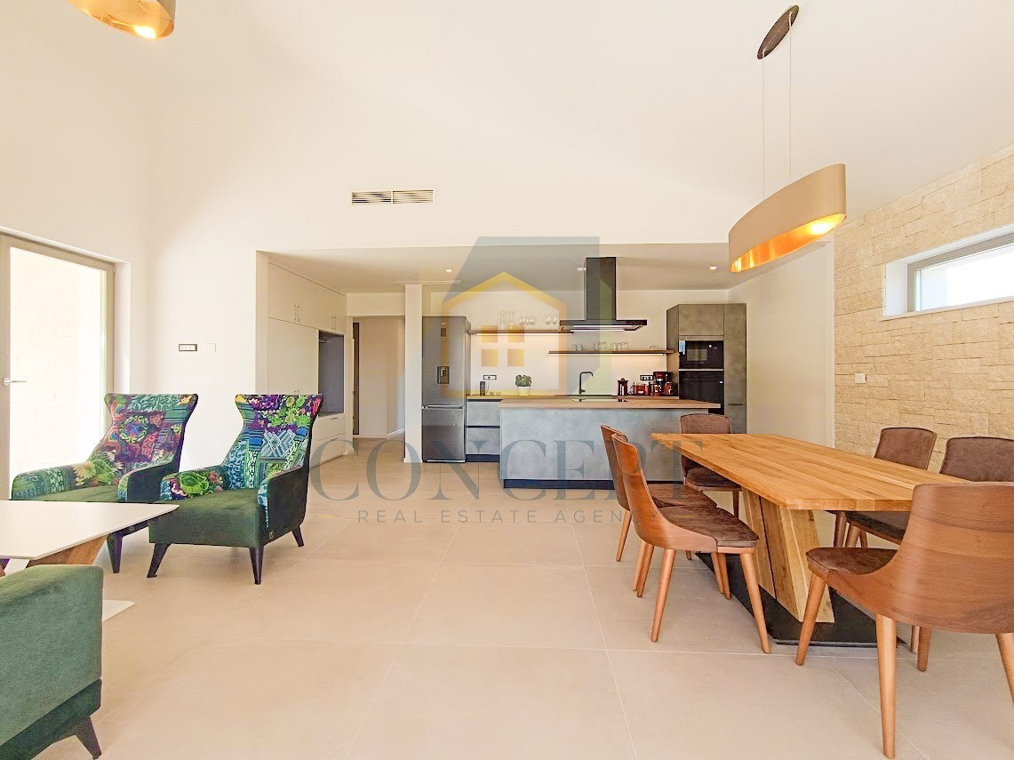 Motovun, okolica, Prekrasna pritličnica s bazenom in pogledom na Motovun