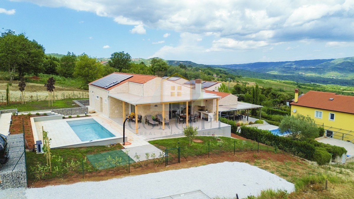 Motovun, okolica, Prekrasna pritličnica s bazenom in pogledom na Motovun