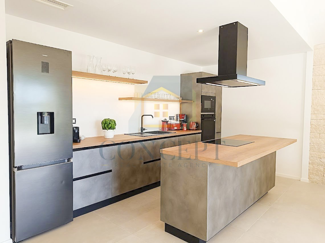 Motovun, okolica, Prekrasna pritličnica s bazenom in pogledom na Motovun