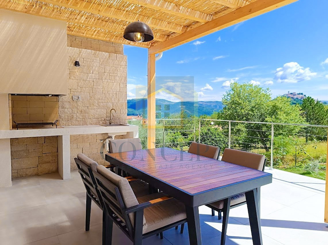 Motovun, okolica, Prekrasna pritličnica s bazenom in pogledom na Motovun