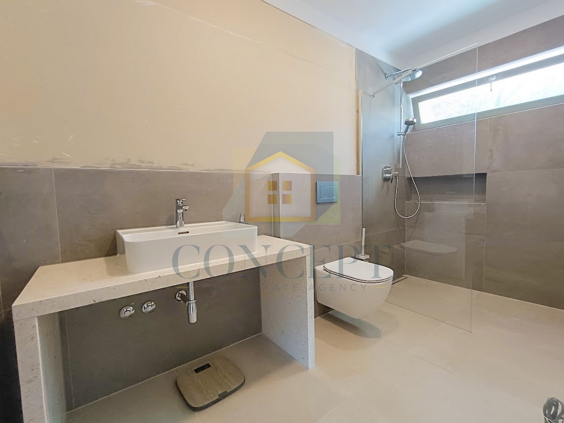 Motovun, okolica, Prekrasna pritličnica s bazenom in pogledom na Motovun