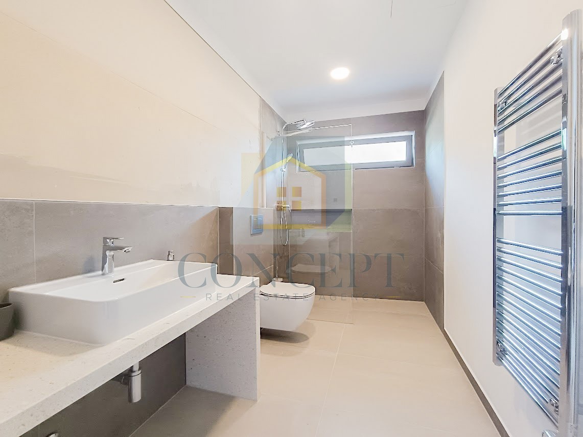 Motovun, okolica, Prekrasna pritličnica s bazenom in pogledom na Motovun