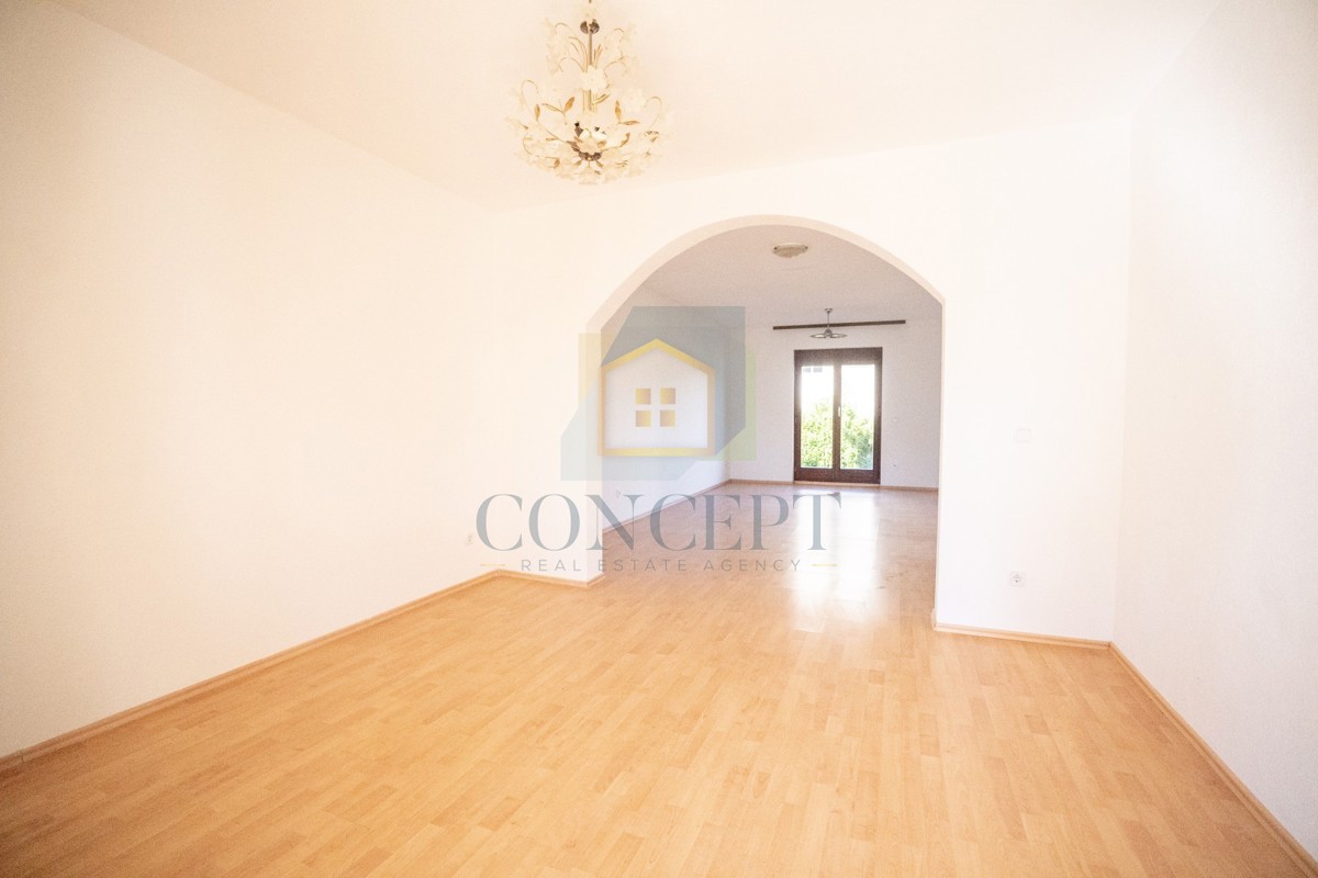 Poreč, okolica - EKSKLUZIVA AGENCIJE - Dvojna hiša s 3 etažiranimi stanovi in dvoriščem, 5 km od morja