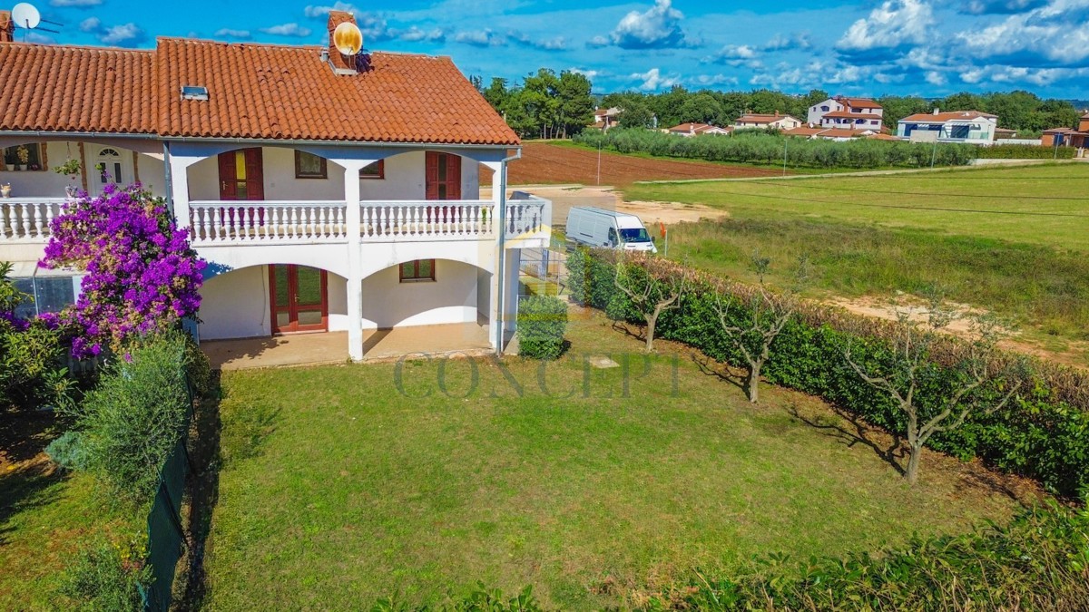 Poreč, okolica - EKSKLUZIVA AGENCIJE - Dvojna hiša s 3 etažiranimi stanovi in dvoriščem, 5 km od morja