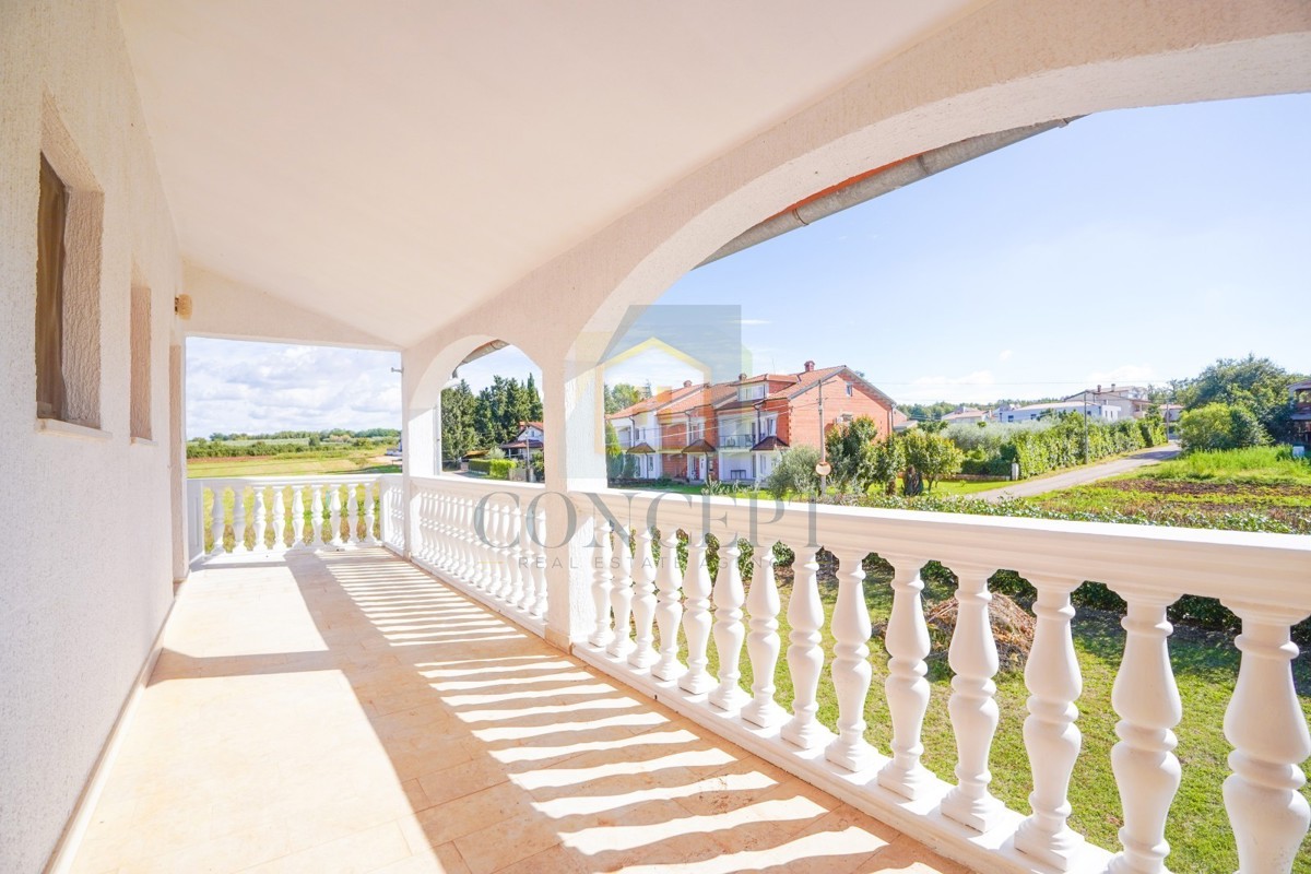 Poreč, okolica - EKSKLUZIVA AGENCIJE - Dvojna hiša s 3 etažiranimi stanovi in dvoriščem, 5 km od morja