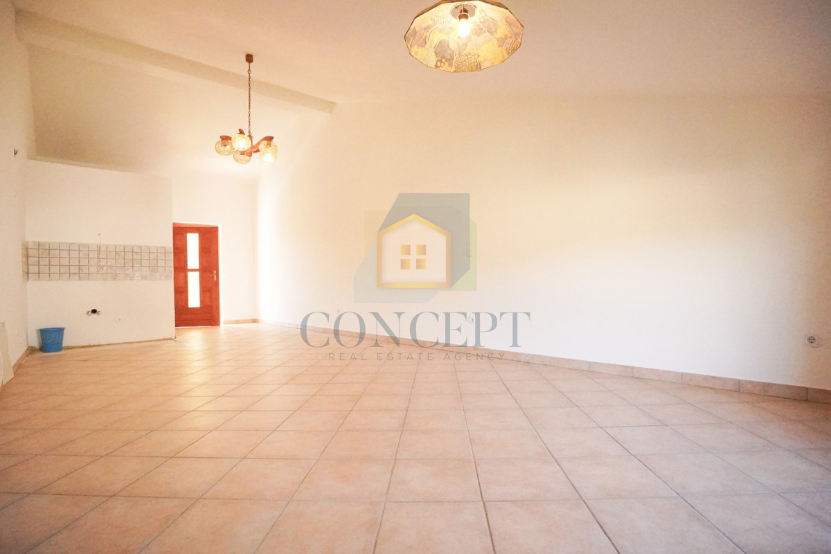 Poreč, okolica - EKSKLUZIVA AGENCIJE - Dvojna hiša s 3 etažiranimi stanovi in dvoriščem, 5 km od morja