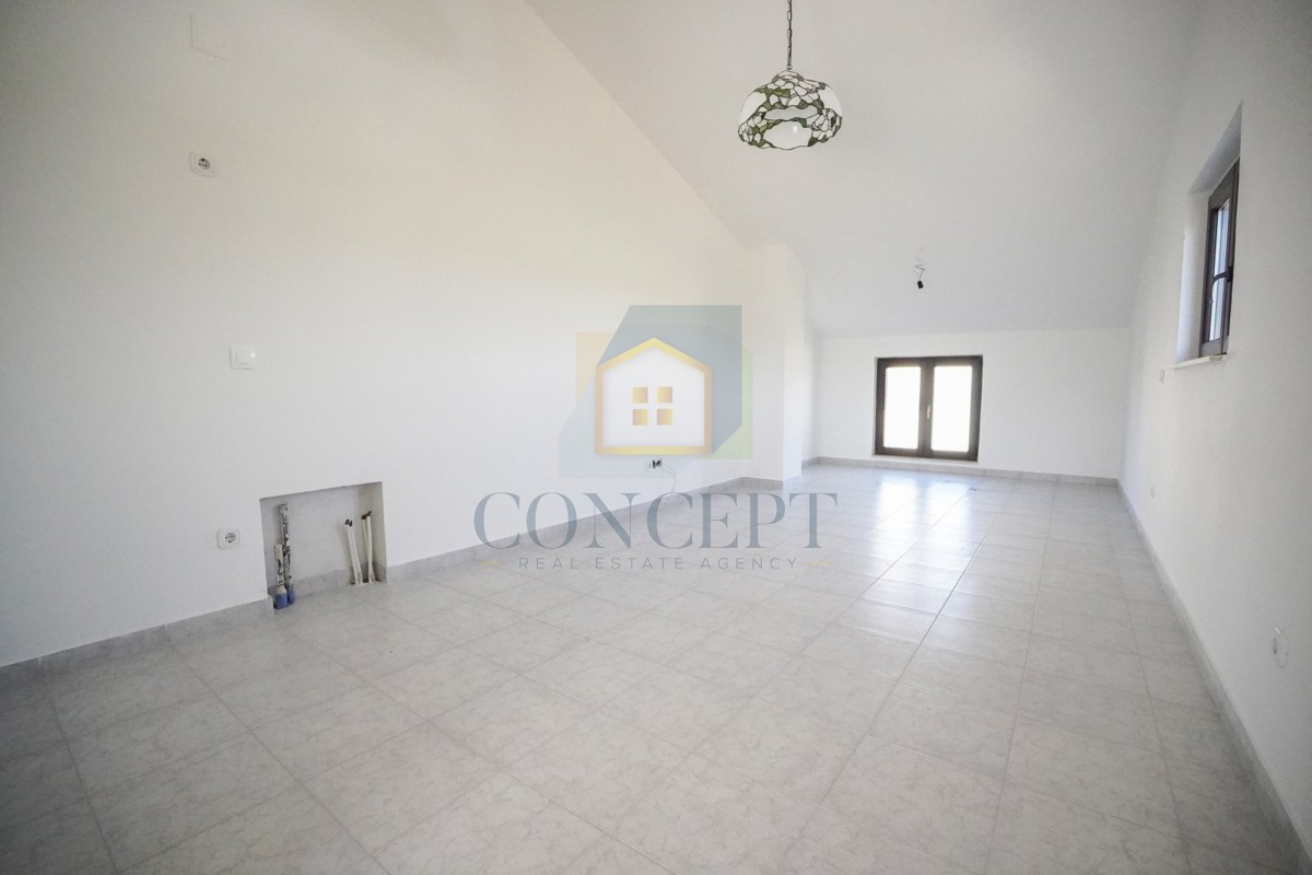 Poreč, okolica - EKSKLUZIVA AGENCIJE - Dvojna hiša s 3 etažiranimi stanovi in dvoriščem, 5 km od morja