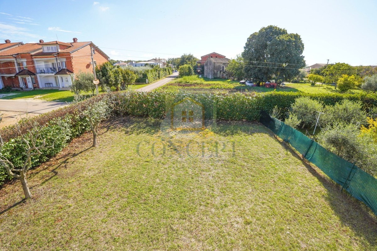 Poreč, okolica - EKSKLUZIVA AGENCIJE - Dvojna hiša s 3 etažiranimi stanovi in dvoriščem, 5 km od morja