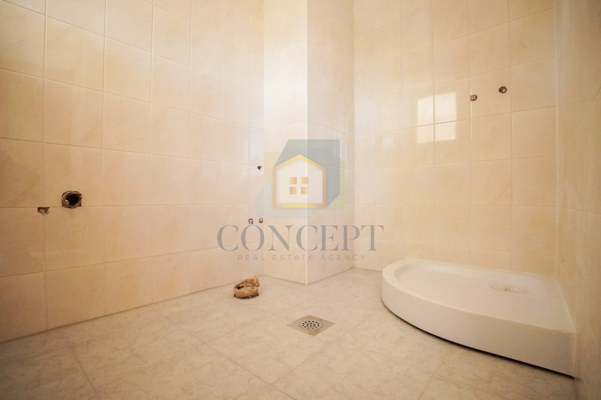 Poreč, okolica - EKSKLUZIVA AGENCIJE - Dvojna hiša s 3 etažiranimi stanovi in dvoriščem, 5 km od morja