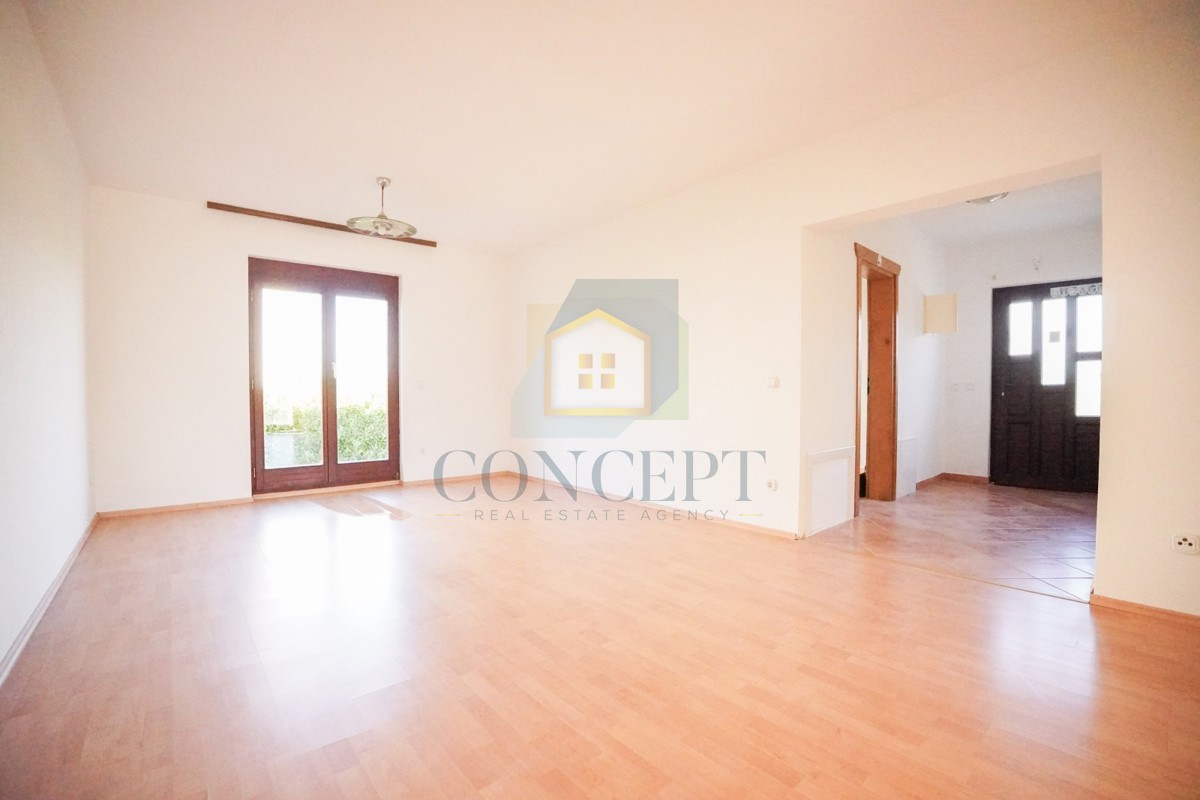 Poreč, okolica - EKSKLUZIVA AGENCIJE - Dvojna hiša s 3 etažiranimi stanovi in dvoriščem, 5 km od morja