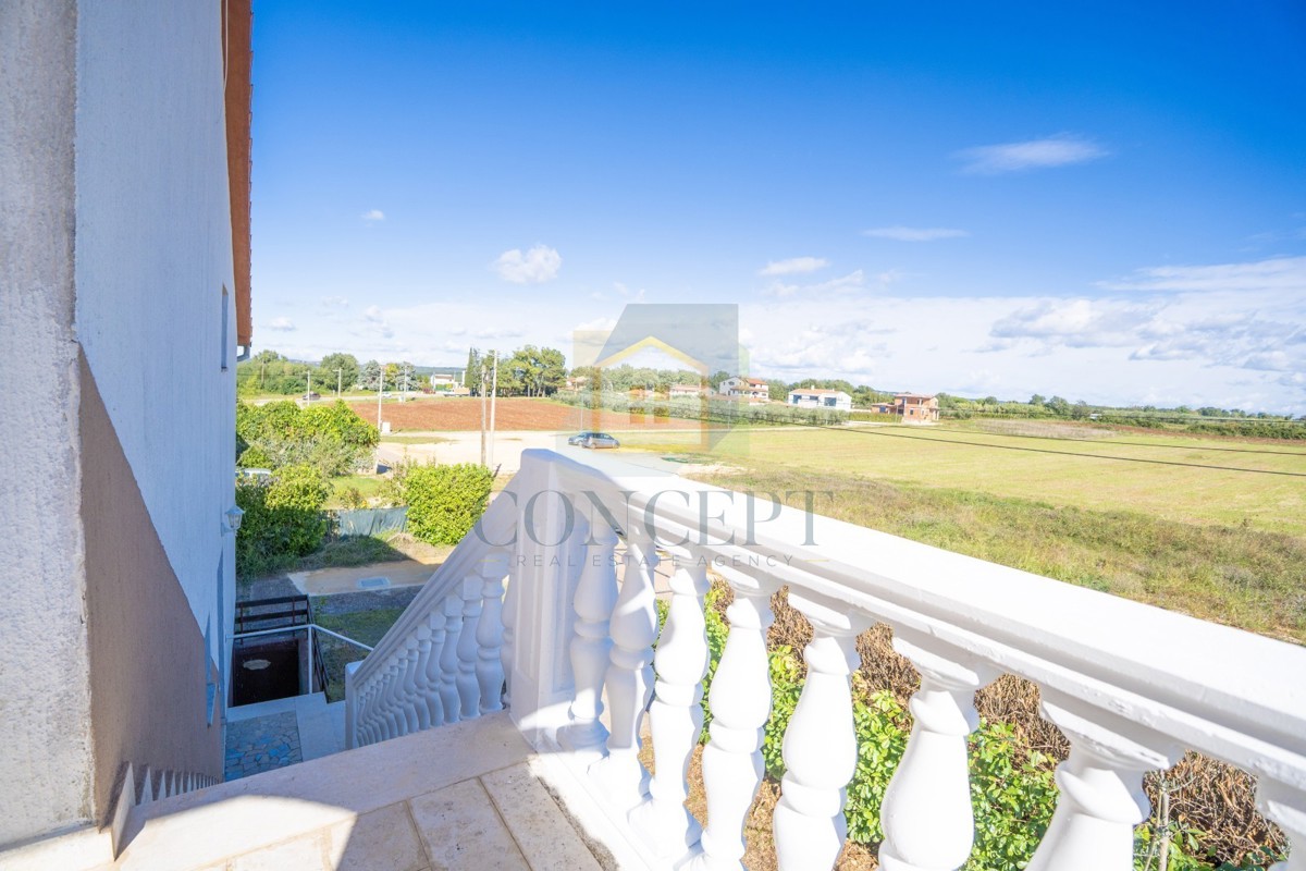 Poreč, okolica - EKSKLUZIVA AGENCIJE - Dvojna hiša s 3 etažiranimi stanovi in dvoriščem, 5 km od morja