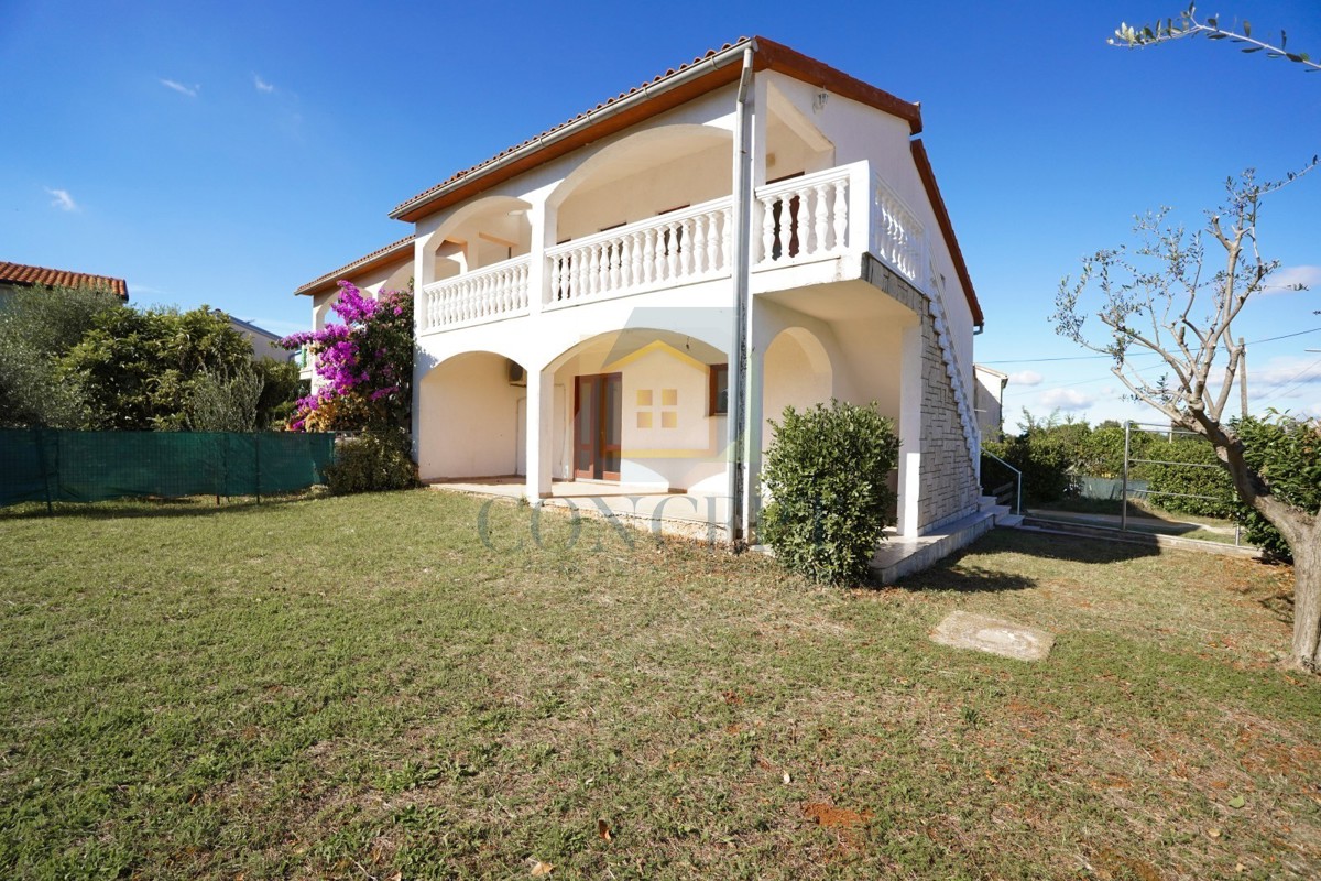 Poreč, okolica - EKSKLUZIVA AGENCIJE - Dvojna hiša s 3 etažiranimi stanovi in dvoriščem, 5 km od morja