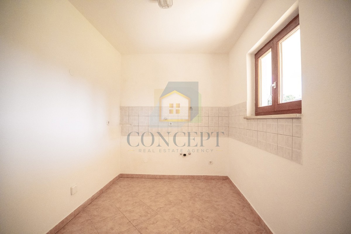 Poreč, okolica - EKSKLUZIVA AGENCIJE - Dvojna hiša s 3 etažiranimi stanovi in dvoriščem, 5 km od morja