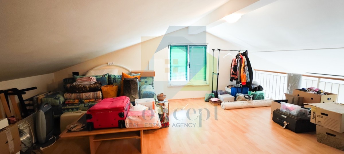 Poreč, širši center, Dvoetažni prostoren stan, 500 m od morja