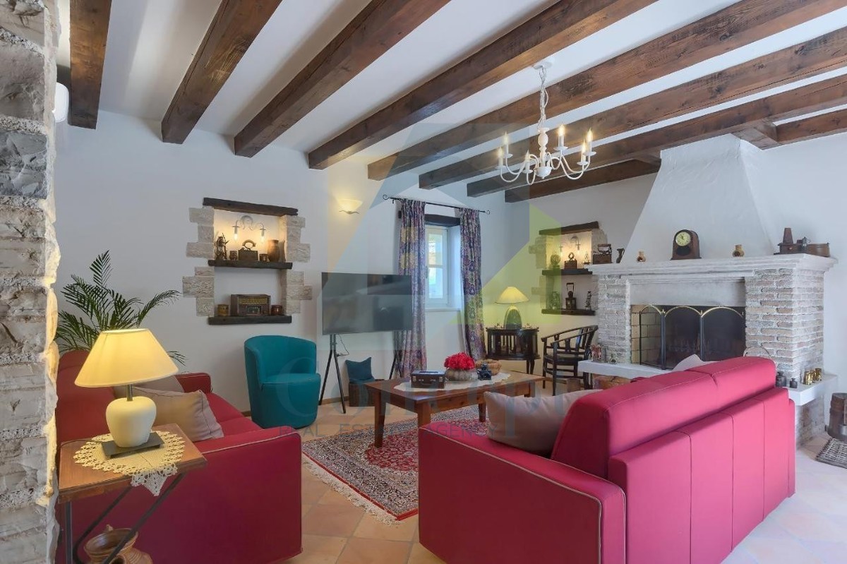 Poreč, Tinjan, Mediteranska kamena vila s bazenom na mirni lokaciji